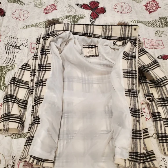 Woman's Coat Size Small - Picture 8 of 9